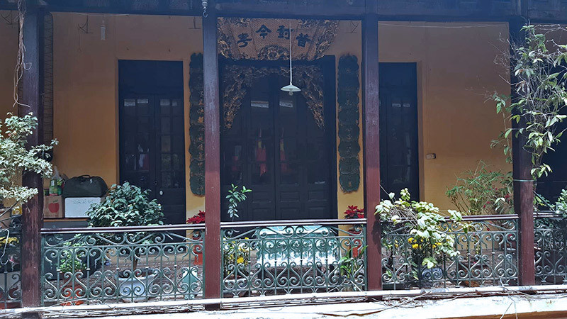 Lan can bằng sắt uốn họa tiết kết hợp với các trụ bằng gỗ lim chắc chắn. Ảnh: Vietnamnet