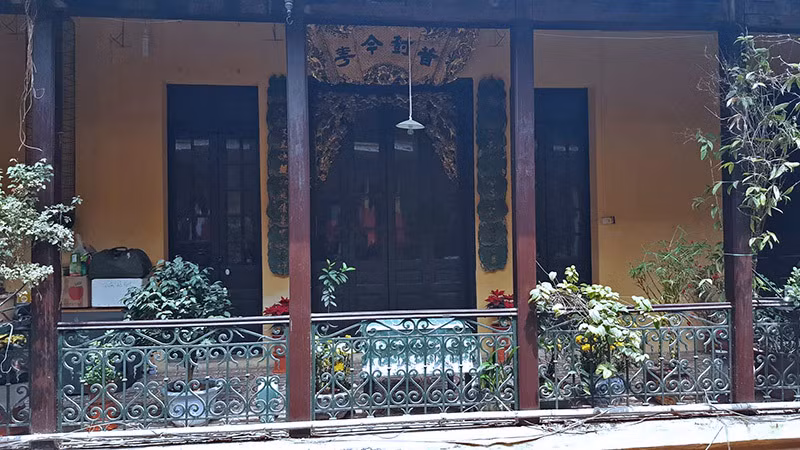 Lan can bằng sắt uốn họa tiết kết hợp với các trụ bằng gỗ lim chắc chắn. Ảnh: Vietnamnet