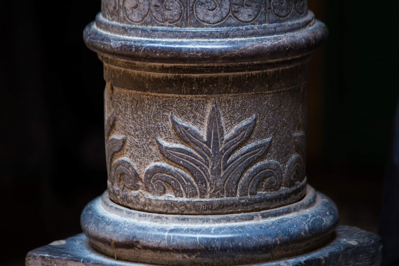 4 cột đá nguyên khối, được chạm khắc tinh xảo các họa tiết “Đào - Cúc - Trúc - Mai” mang ý nghĩa may mắn, thịnh vượng, giàu sang là điểm nhấn trong căn biệt thự cổ. Ảnh: Lao động thủ đô