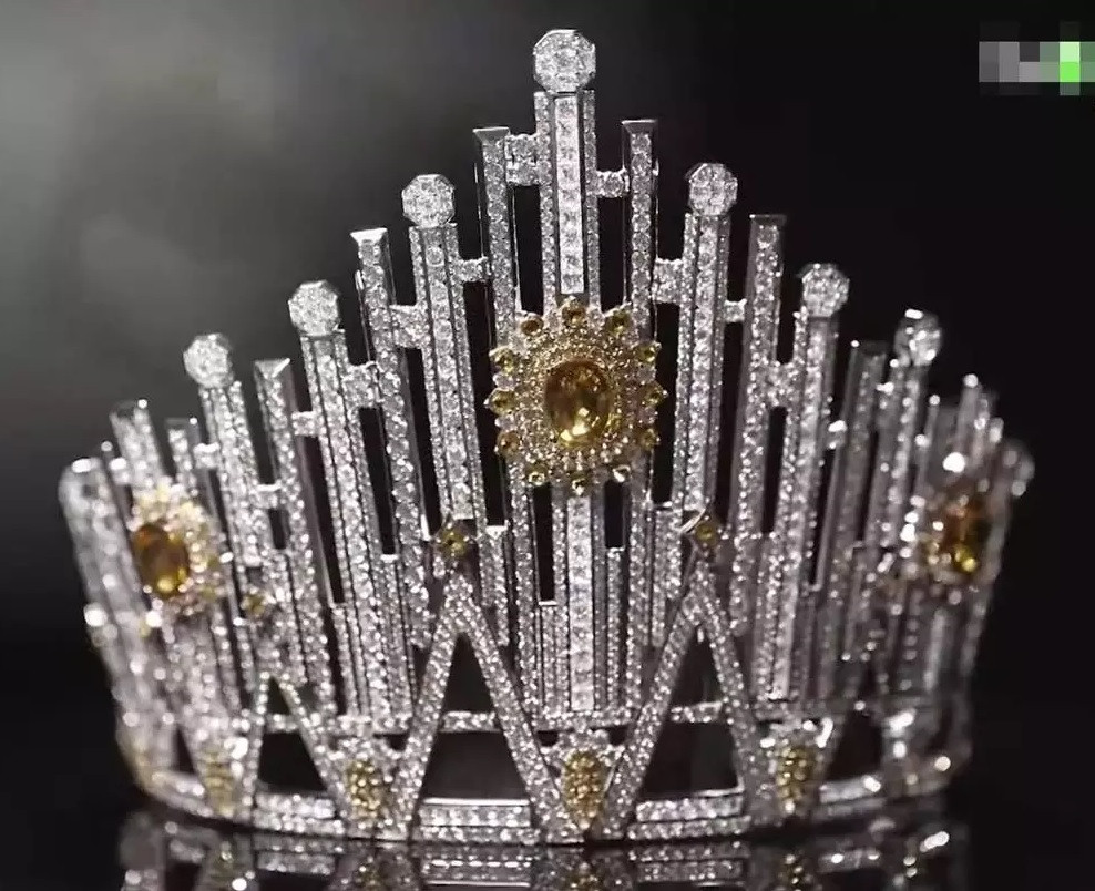 Vương miện Hoa hậu được thiết kế theo hình dạng các khối tinh thể đính đá quý liên kết với nhau, vươn lên mạnh mẽ giống như người phụ nữ hiện đại, vừa xinh đẹp vừa mạnh mẽ, thông tuệ, đại diện cho những thành quả mà họ đạt được trong cuộc sống của mình. Ảnh: Vietnamnet