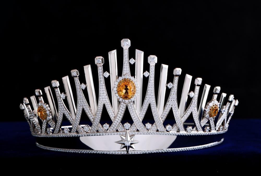 Vương miện dành cho Á hậu 1 mang tên là Sunshine mang ý nghĩa tôn vinh nét đẹp tâm hồn, sự thông tuệ và tài năng của người phụ nữ Việt Nam. Ảnh: Tiền phong