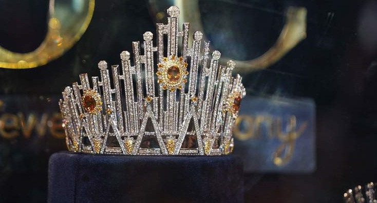 Theo tiết lộ từ đại diện đơn vị chế tác và tài trợ, vương miện được chế tác hoàn toàn từ bạch kim cao cấp, đính 3 viên Sapphire vàng tại vị trí trung tâm, 279 viên Sapphire và 2.137 viên kim cương với kích thước khác nhau bao phủ hoàn toàn khung vương miện. Ảnh: Team YAN