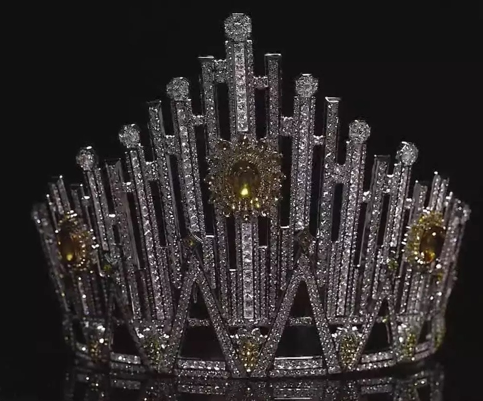 Đặc biệt, từng viên đá quý trên vương miện được tính toán chuẩn xác về tỷ lệ vàng theo góc nhìn từ người đối diện, cho thấy sự cầu kỳ, tỉ mỉ công phu và chuyên nghiệp mà các nghệ nhân chế tác. Ảnh: Vietnamnet