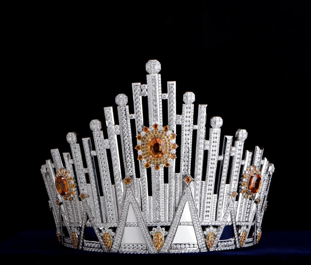 Hơn 20 nghệ nhân kim hoàn đã tốn hơn 2.000 giờ làm việc, bao gồm quá trình lên ý tưởng, phác họa, lựa chọn chất liệu, đính kết, đánh bóng và hoàn thiện vương miện với độ chính xác cao. Ảnh: Tiền phong