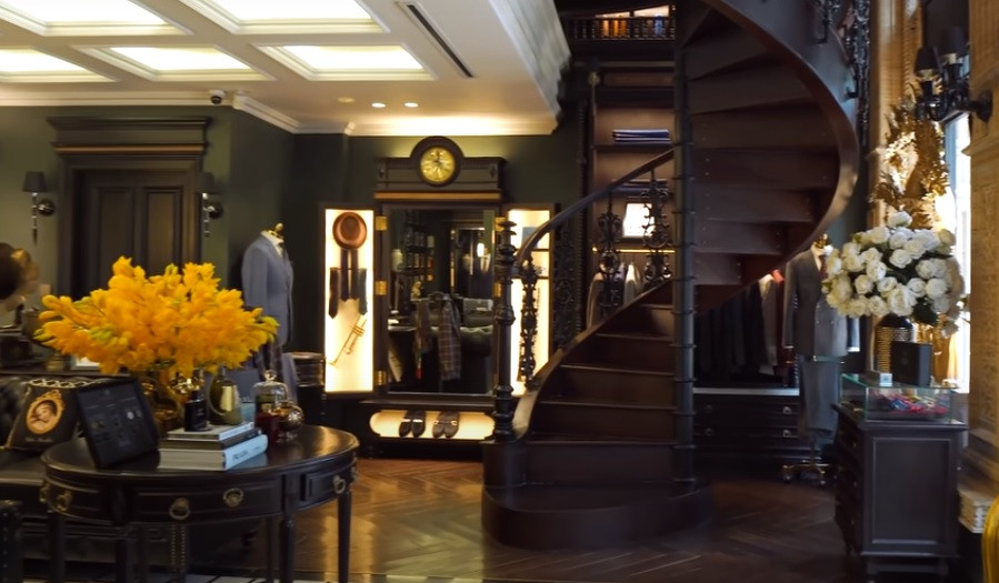 Căn biệt thự gồm 9 tầng, tầng 1 - 2 dành để kinh doanh còn từ tầng 3 đến tầng 9 phục vụ sinh hoạt của gia đình.