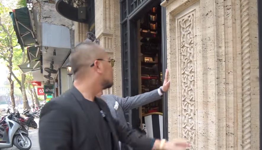 Bên ngoài căn nhà được ốp đá núi lửa, nhập khẩu từ Tây Ban Nha.