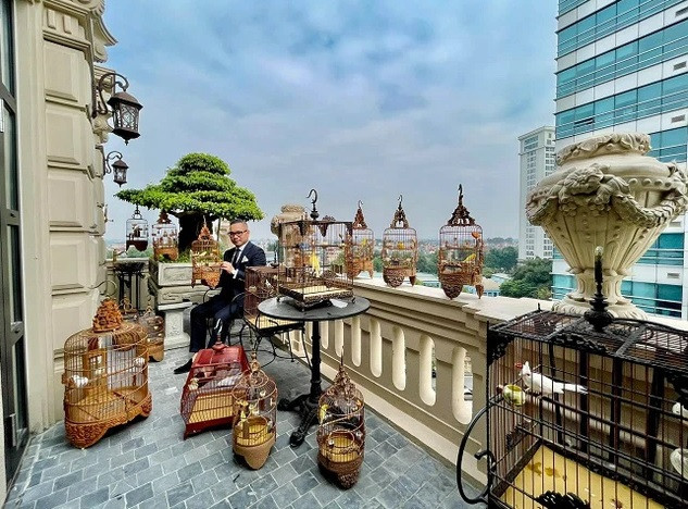 Ban công tầng 9 là không gian dành cho những chú chim đột biến nhiều màu sắc. Nguồn ảnh: chụp màn hình Youtube Nhato