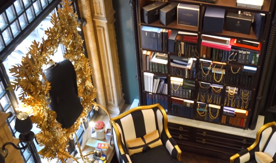 Theo chia sẻ của anh Chương Tailor, ngôi nhà mang kiến trúc Pháp cổ.