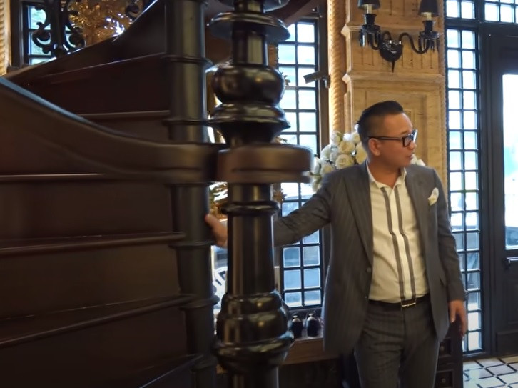 Cầu thang bằng nhôm đúc, xoắn ở giữa mang đến vẻ đẹp độc đáo.