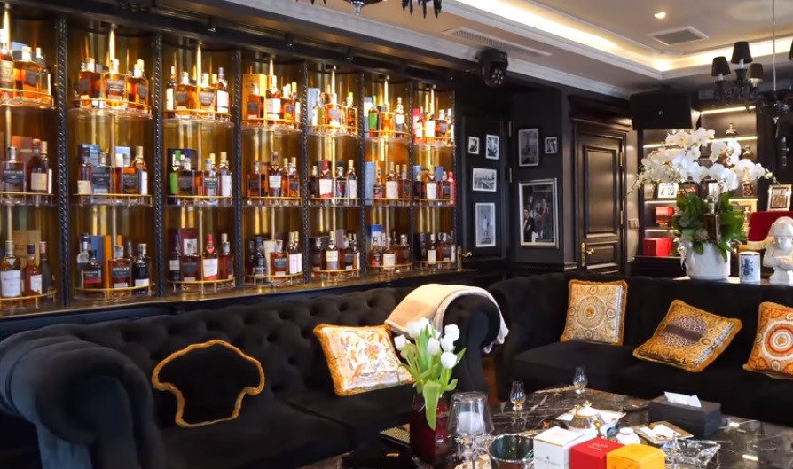 Trên tầng 7 có hệ thống tủ trưng bày các loại rượu và màn hình lớn hát karaoke.