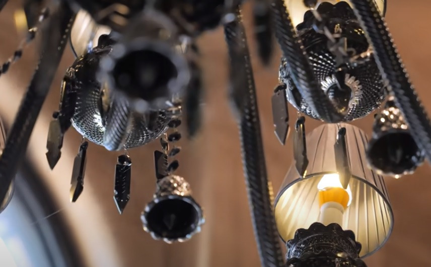 Đèn pha lê đen trường tồn với thời gian trang trí trên trần nhà.