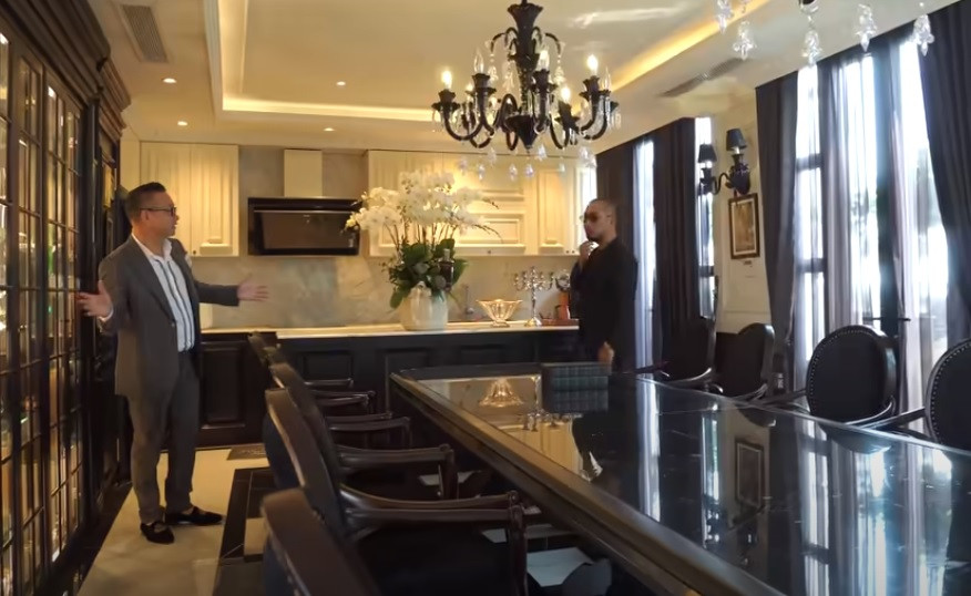Phòng bếp rộng rãi để gia chủ tiếp khách ở tầng 9