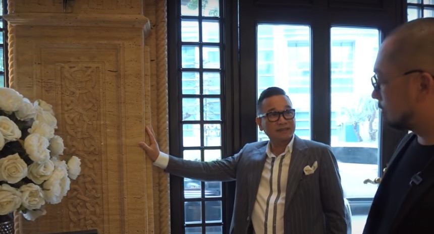 Phía trong cũng được ốp đá cùng loại như bên ngoài.