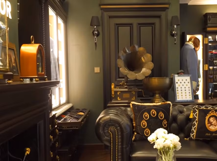 Toàn bộ gỗ màu đen hợp với phong cách cổ điển yêu thích của gia chủ.