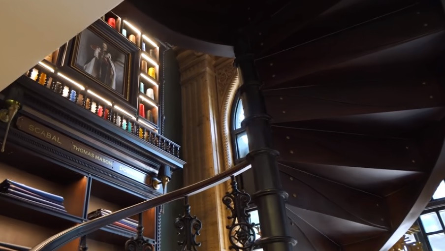 Trên dưới cầu thang còn được ốp gỗ lim sang trọng.