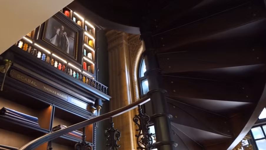 Trên dưới cầu thang còn được ốp gỗ lim sang trọng.