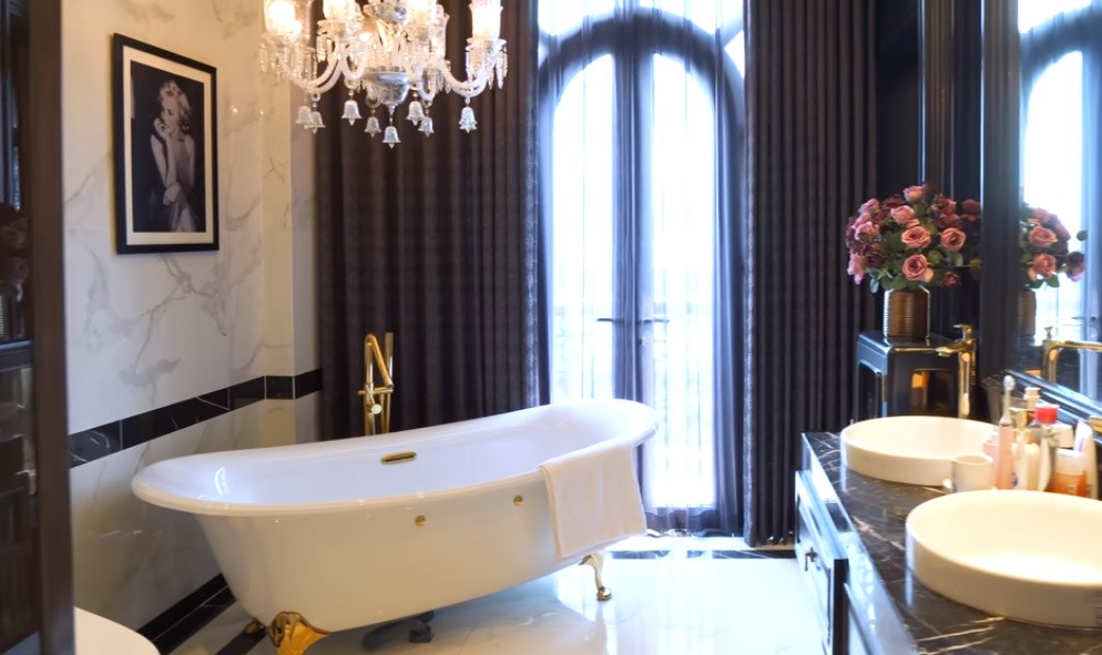 Phòng tắm hiện đại có đủ cả bồn tắm lớn, khu vực xông hơi.