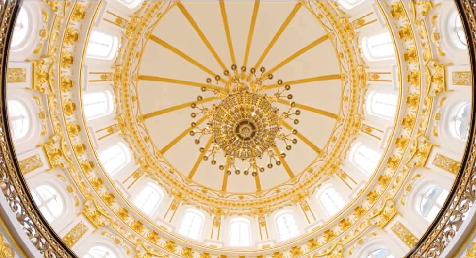 Mái vòm cao, dát vàng xung quanh, cực kỳ hoành tráng và đẹp mắt.