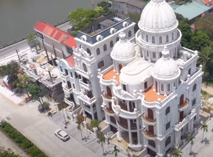 Toà lâu đài được xây dựng cách đây 4 năm, và đến bây giờ vẫn chưa hoàn thiện.