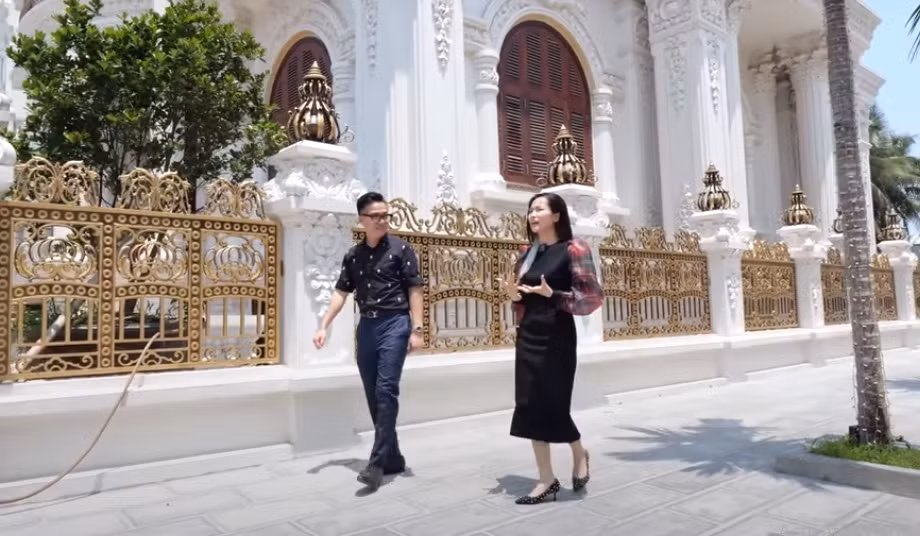 Tường rào làm bằng đồng nổi bật với hoa văn cầu kỳ.