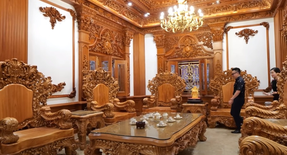 Phòng khách với bộ bàn ghế gỗ khổng lồ.