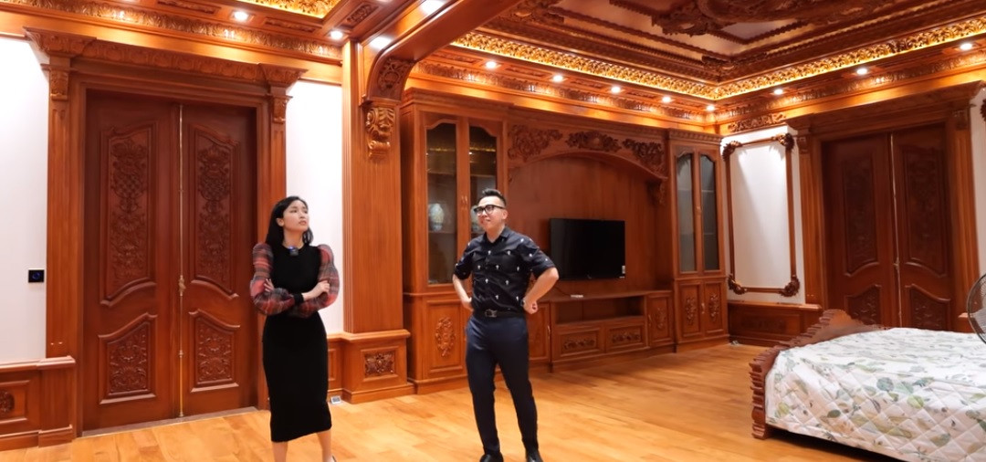 Phòng ngủ rất rộng, bằng cả một căn hộ bình thường.