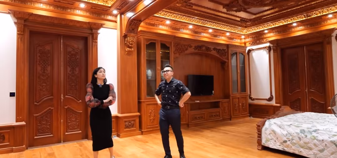 Phòng ngủ rất rộng, bằng cả một căn hộ bình thường.