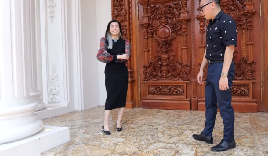 Sảnh chính vào nhà được ốp đá nhập khẩu.