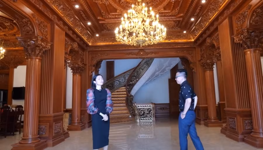 Bước vào bên trong toà nhà là không gian hoành tránh với trần cao. Toàn bộ nội thất đều bằng gỗ lim.