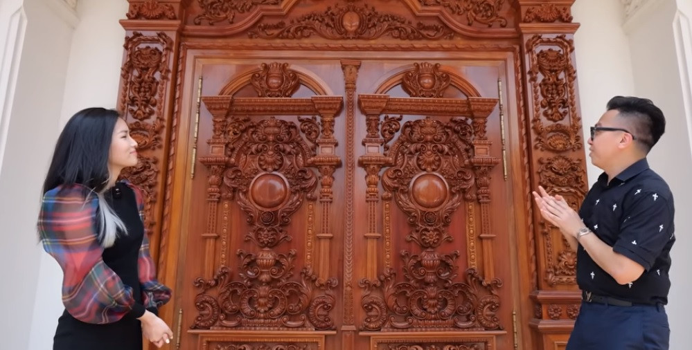 Cửa ra vào làm bằng gỗ lim nguyên khối, chạm trổ tỉ mỉ.