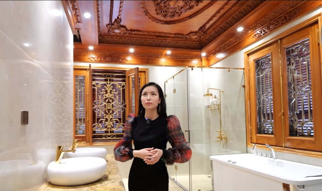 Ngoài thiết bị hiện đại, phòng tắm còn gây choáng bởi trần cũng được ốp gỗ cầu kỳ.