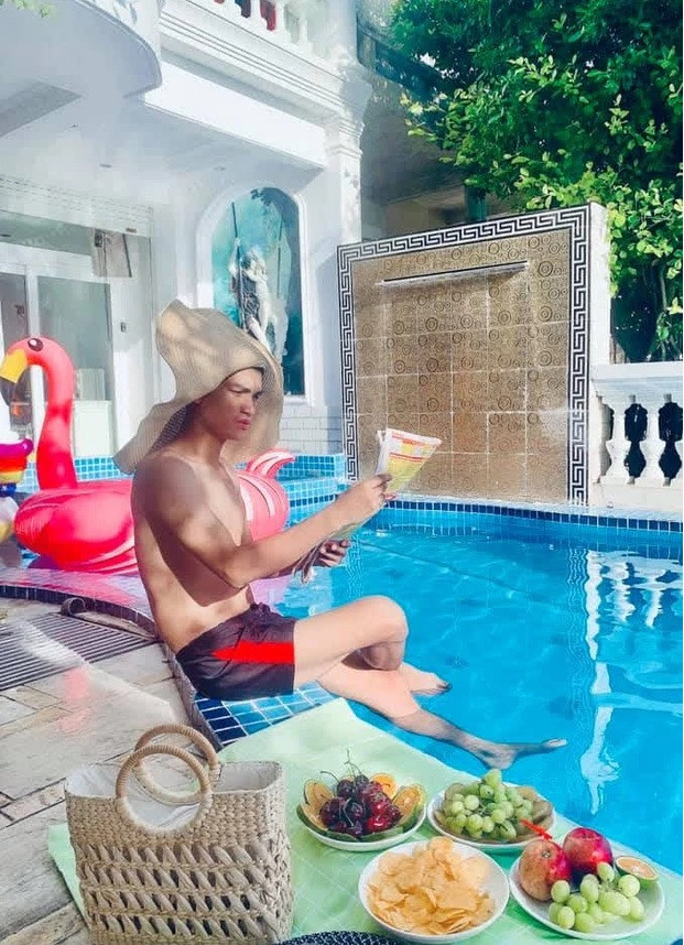 Hồ bơi bên trong biệt thự của Mạc Văn Khoa. Ảnh: FBNV