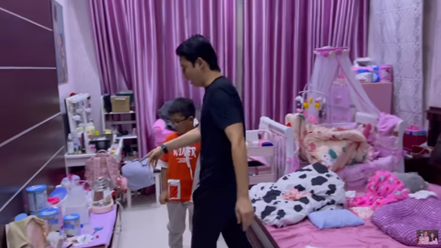 Phòng ngủ dành cho em bé được trang trí ông màu tím chủ đạo. Ảnh chụp màn hình