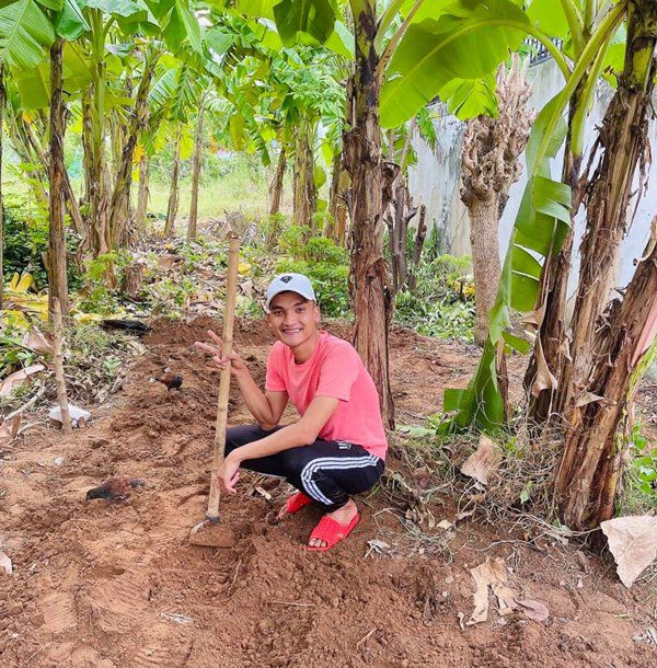 Nam diễn viên thậm chí còn trồng cả chuối bên hông nhà. Ảnh: FBNV