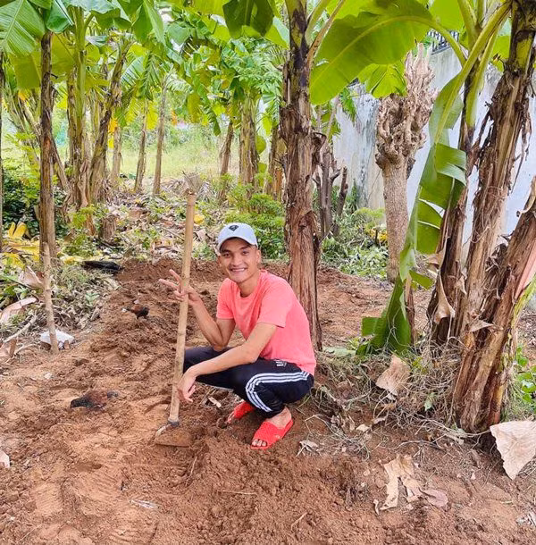 Nam diễn viên thậm chí còn trồng cả chuối bên hông nhà. Ảnh: FBNV