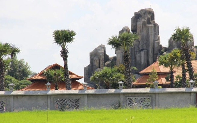 Ông hàng cho biết, bên trong biệt thự có núi nhân tạo và nhiều tài sản quý, có giá trị. Do ông không có nhu cầu sử dụng và qua Canada ở nên nhờ người thân làm thủ tục bán với giá 200 tỷ đồng. Ảnh: Facebook