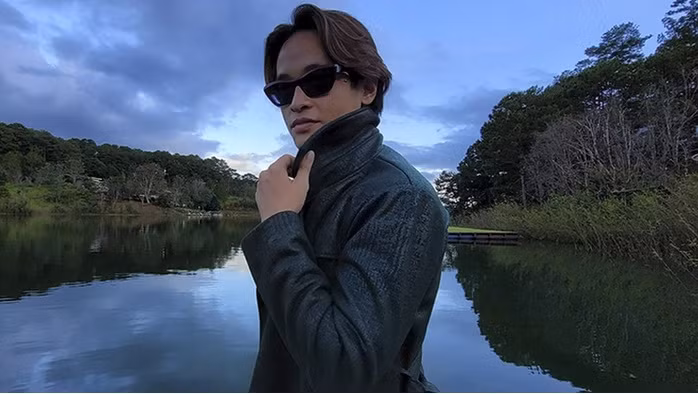 Trang phục của nam ca sĩ đều là hàng hiệu giá trị. Ảnh: Saostar