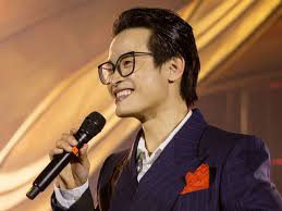 Đến năm 2010, nam ca sĩ cùng vài bạn bè chí cốt cho ra mắt công ty riêng chuyên tổ chức, sản xuất các chương trình giao lưu văn hóa nghệ thuật chuyên nghiệp, giữ chức danh Phó Tổng giám đốc. Ảnh: Dân Việt