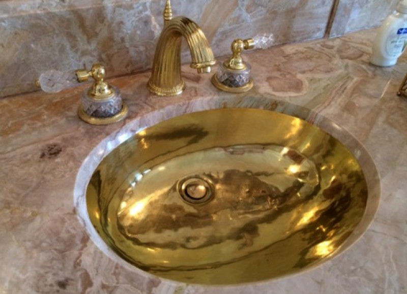 4 bồn rửa mạ vàng xa hoa trị giá 100.000 USD. Ảnh: Pursuitist