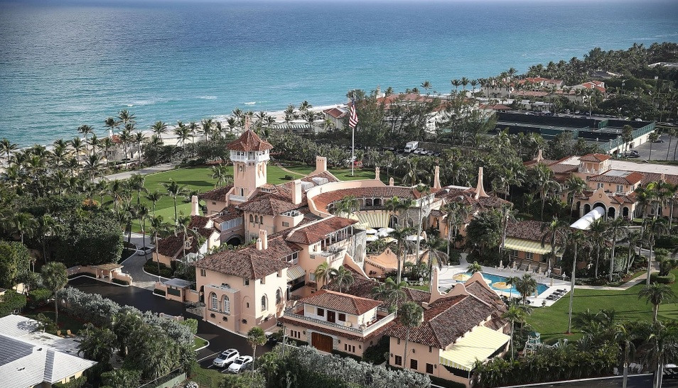 Mar-a-Lago có tổng diện tích 20 ha, bao gồm một bãi biển, hồ bơi, phòng spa, phòng suite và biệt thự riêng. Ảnh: Town and Country Mag.