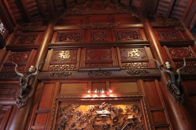 Bức chắn vách tòa nhà chính điện với nhiều hoa văn tỉ mỉ. Ảnh: Vietnamnet