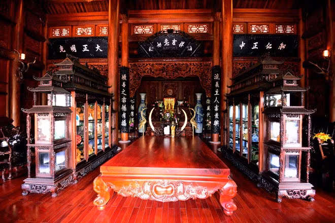 Nội thất trong nhà cũng toàn bằng gỗ đinh hương. Ảnh: Zing