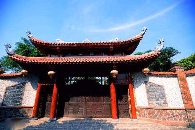 Đặc biệt, vị đại gia xứ Nghệ còn mạnh tay chi tiền thuê 50 thợ chạm khắc gỗ chuyên nghiệp qua Trung Quốc học theo kiến trúc của phủ Hòa Thân. Ảnh: Zing