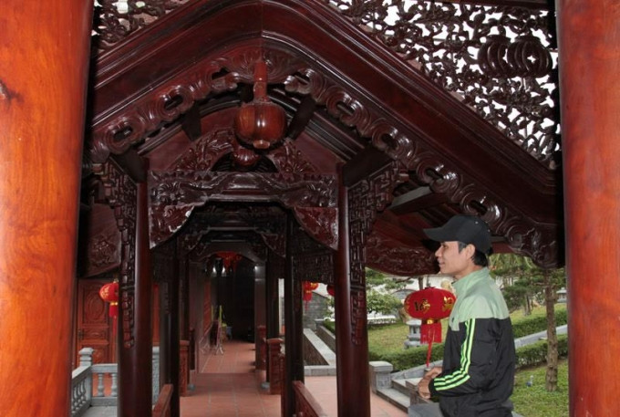 Từng chi tiết đều được chạm trổ bằng đường nét công phu, tỉ mỉ. Ảnh: Vietnamnet