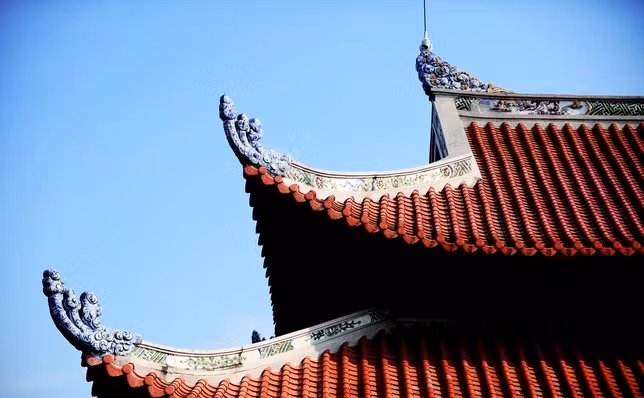 Đỉnh các mái nhà được giữ nguyên kiến trúc như ở Trung Quốc. Ảnh: Zing