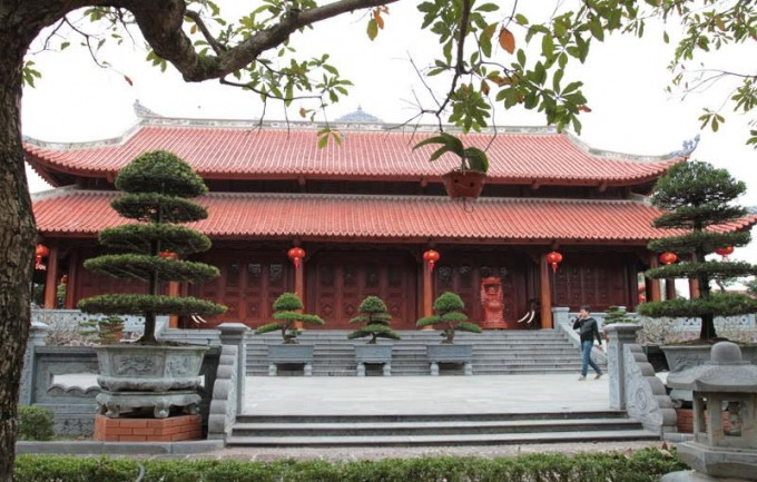 Để căn nhà gỗ mang đúng tính chất của nó, gia chủ đã tuyển chọn gỗ quý từ Lào về để khởi công xây dựng. Ảnh: Vietnamnet