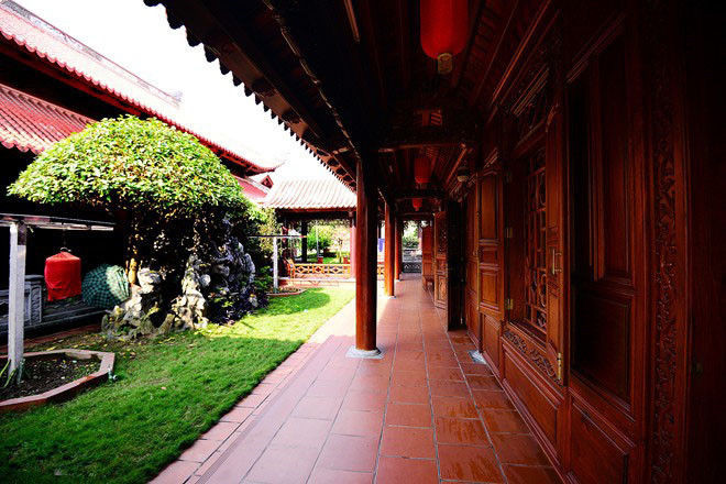 Gian nhà khách rộng 28m, dài 14m với 46 cột gỗ có đường kính từ 1,2 - 1,4m. Ảnh: Người đưa tin