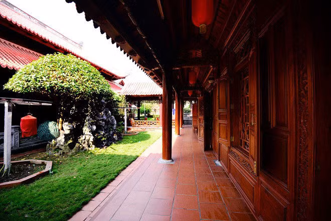 Gian nhà khách rộng 28m, dài 14m với 46 cột gỗ có đường kính từ 1,2 - 1,4m. Ảnh: Người đưa tin