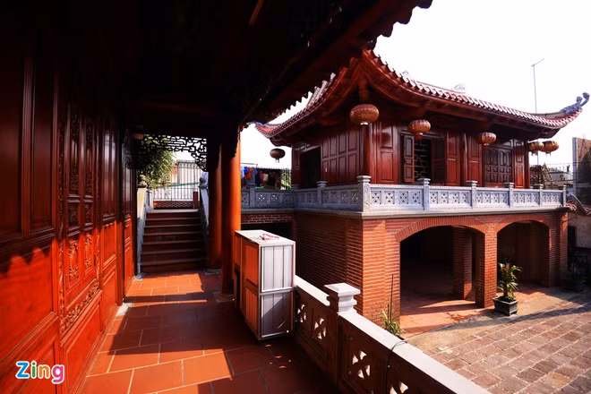 Với 5 gian nhà, hai chòi, căn nhà nổi bật ở thành phố Vinh khiến ai nấy đều trầm trồ thán phục. Ảnh: Zing