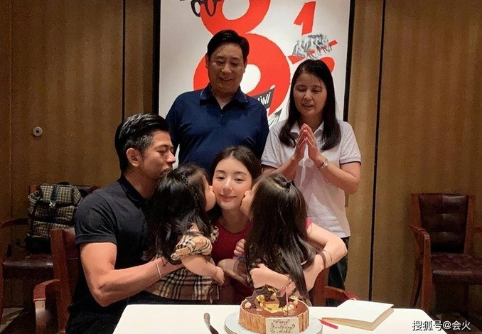 Quach Phu Thanh kem bo vo 2 tuoi nhung tre trung dang kinh ngac-Hinh-2